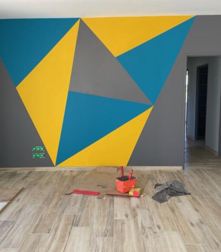 Peintre professionnel appliquant une peinture glycéro blanche sur les plinthes à Blagnac