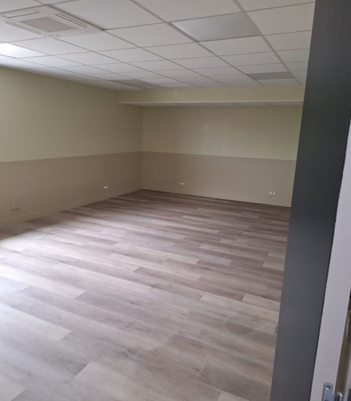 Peintre masquant soigneusement les plinthes avant peinture intérieure à Colomiers