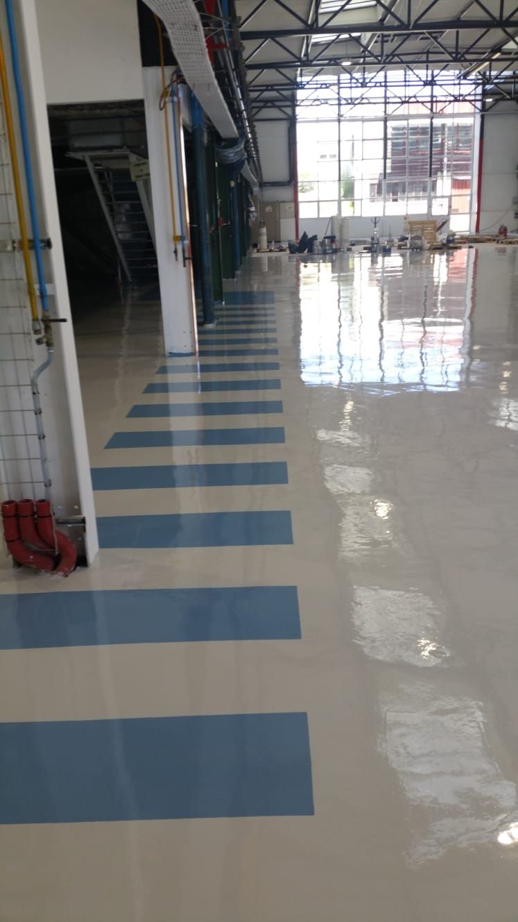 Pose de résine époxy blanche sur sol de garage en Haute-Garonne