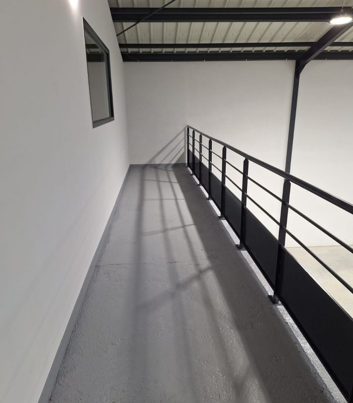 Pose de peinture effet béton ciré dans un loft contemporain à Colomiers