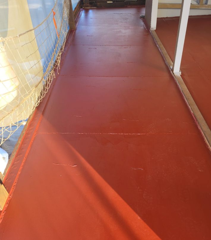 Gros plan sur la texture antidérapante de la résine époxy