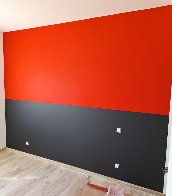 Peintre professionnel travaillant sur un mur de salle à manger coloré à Blagnac