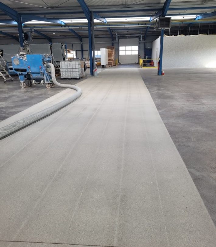 Finition antidérapante de la résine sur zone de passage 