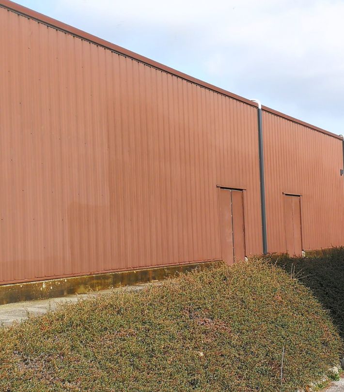 Application de peinture de portail en fer forgé noir à Beauzelle