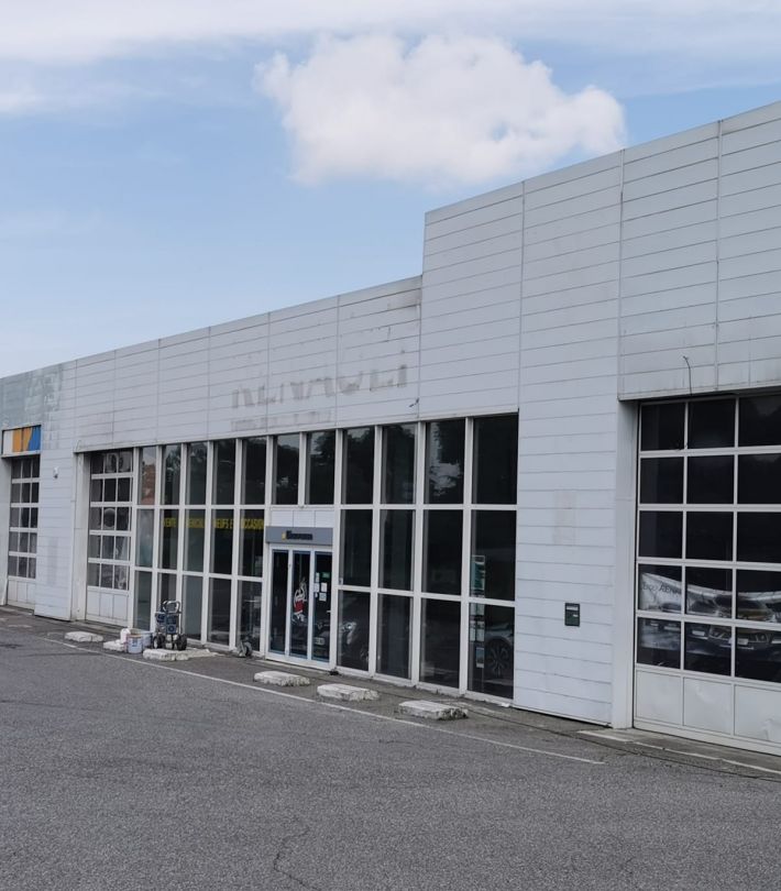 fissure de façade avant travaux d'un magasin