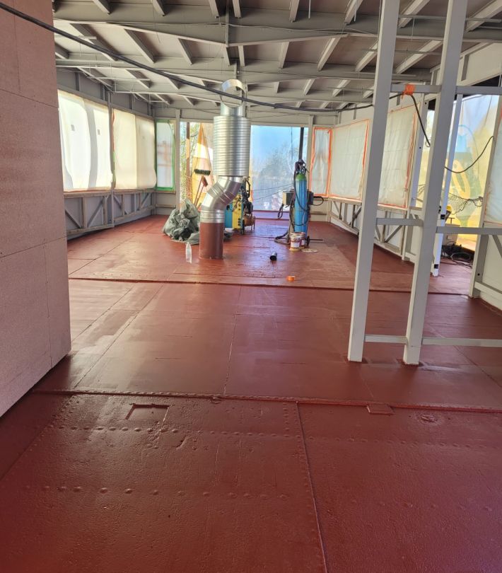 pont protégé par une bande de résine colorée