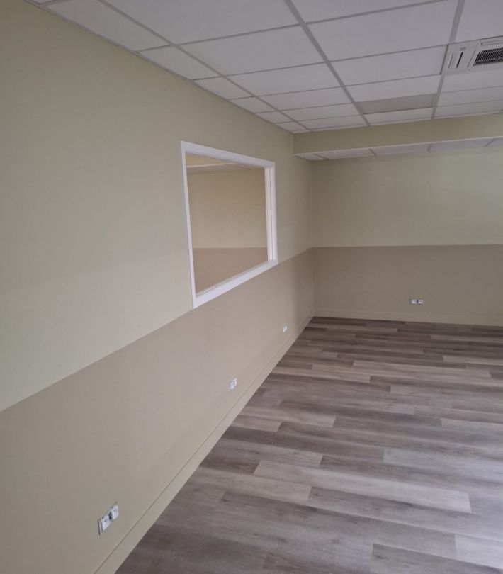 Application de peinture taupe sur lambris bois d’un salon à Toulouse