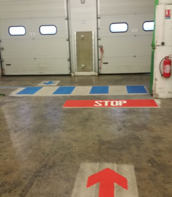 Application précise de résine époxy  pour renforcer l’adhérence