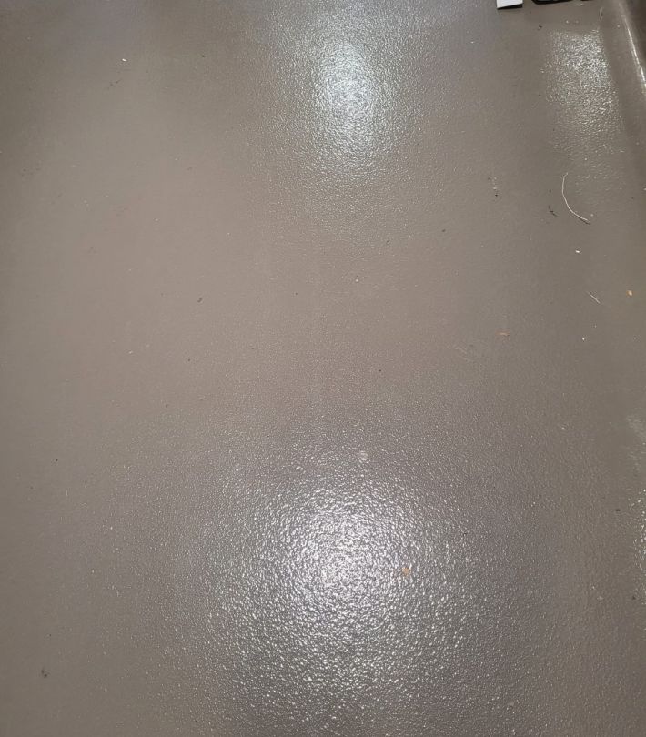 Opération de lissage manuel de la résine époxy fraîchement appliquée 