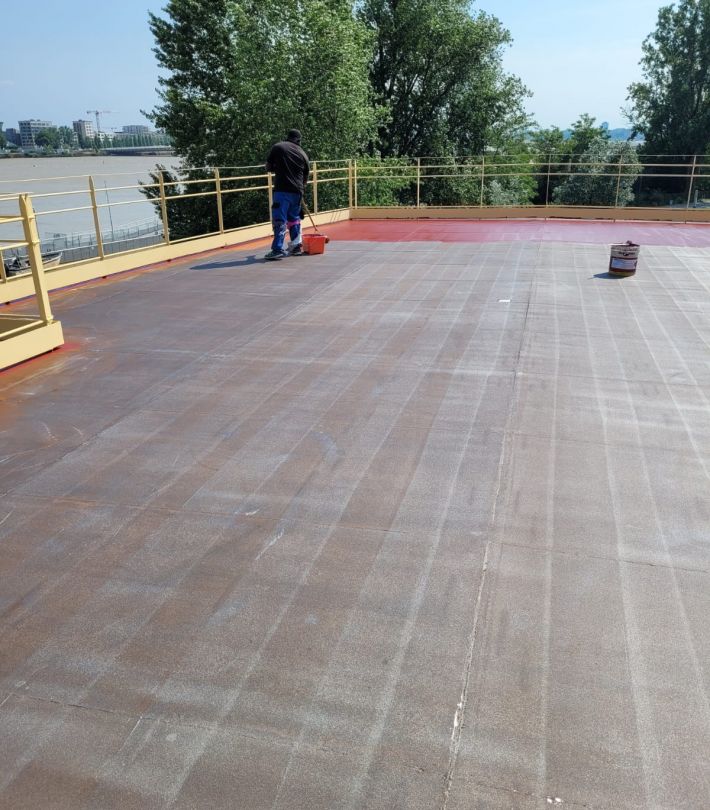 Vue de l’étape intermédiaire de la pose de résine époxy sur la zone centrale du pont d’un bateau