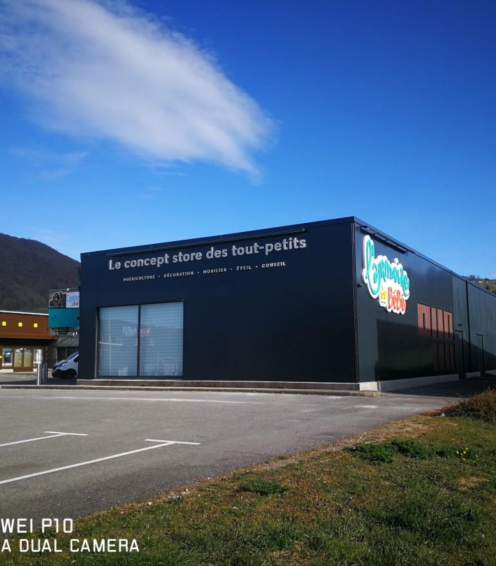 Application d’une peinture microporeuse ton pierre sur mur en enduit à Tarascon-sur-Ariège (Ariège)