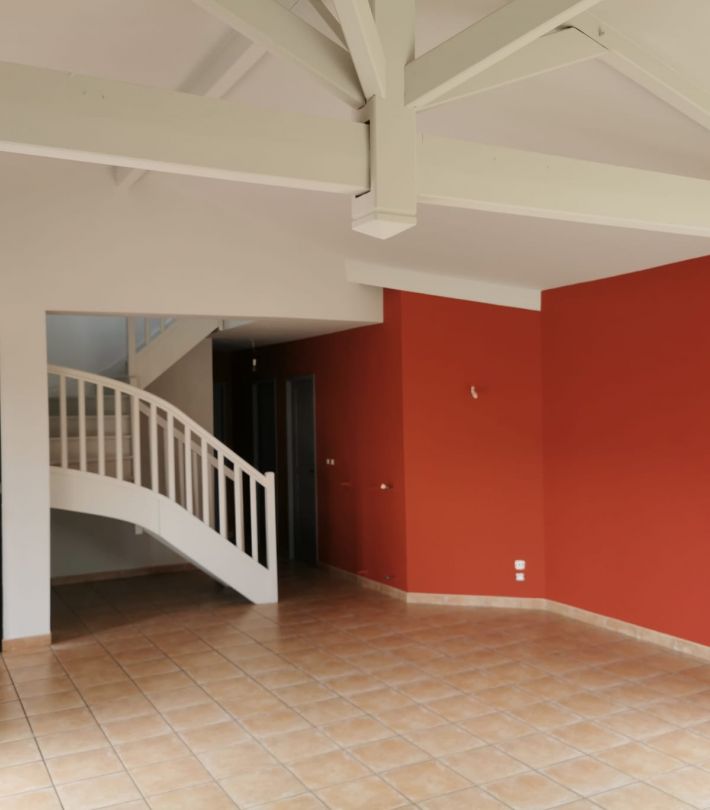 Application de peinture blanche sur lambris bois d’un salon à Toulouse