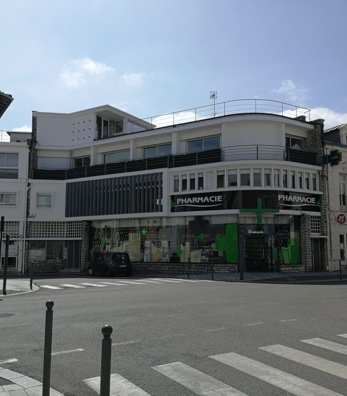 fin d'une rénovation de la façade d'une pharmacie